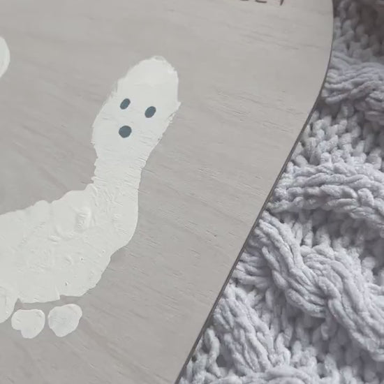 DIY Halloween Footprints Sign | Trick or Treat, Smell My Feet Craft | Kids Halloween Sign | Baby's First Halloween | Halloween DIY Painting