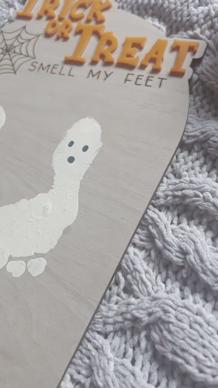 DIY Halloween Footprints Sign | Trick or Treat, Smell My Feet Craft | Kids Halloween Sign | Baby's First Halloween | Halloween DIY Painting